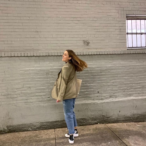 Meet your Posher, Jillian - Picture 1 of 1